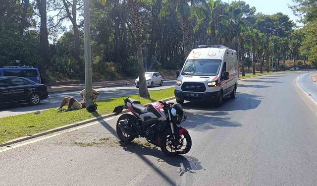 Motosiklet palmiye ağacına çarptı, sürücü yaralandı