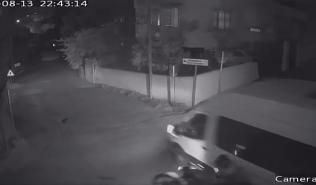 Motosikletin, minibüse ok gibi saplandığı kaza kamerada