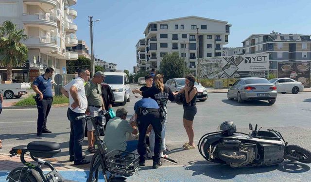 Otomobil ile motosiklet çarpıştı, yaralıya yoldan geçen doktor müdahale etti
