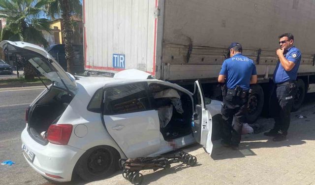 Otomobil, park halindeki tıra çarptı: 4 yaralı