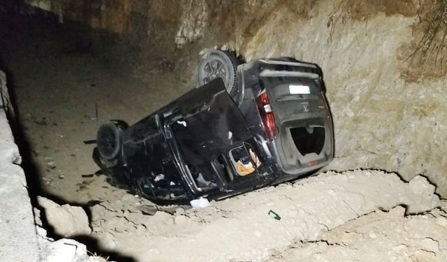 Otomobile çarpan hafif ticari araç  kanala uçtu: 3 yaralı