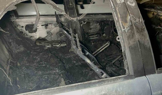 Park halindeyken yanmaya başlayan otomobil için mahalleli seferber oldu