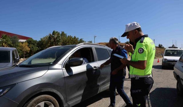 Polis hem sıcakla mücadele ediyor hem kentin huzurunu sağlıyor