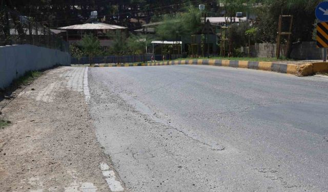 Seyir halindeki mikserin yola beton döktüğü anlar kamerada