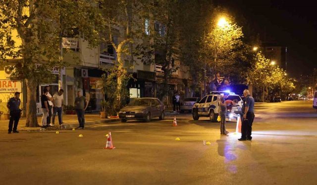 Sokak ortasında silahla defalarca ateş edildi, polis şüphelilerin peşine düştü