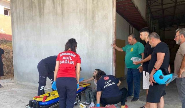 Traktörle çarpışıp römorkun altında kalan motosikletin sürücüsü ölümden döndü