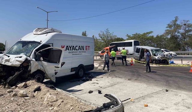 Yol çalışması nedeniyle tek şeride düşen yolda feci kaza:1 ölü 6 yaralı