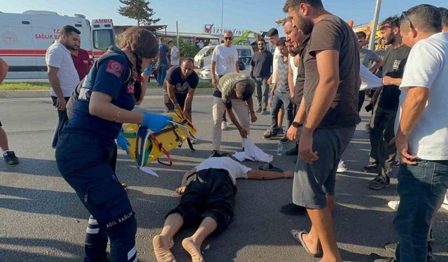 Yoldan görüntü alırken cama düşen motosiklet sürücüsüyle ne uğradıklarını anlayamadılar