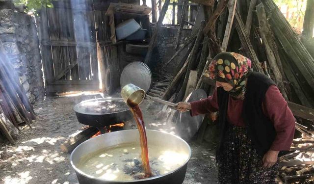 50 kiloluk kazanlarda 1 litre külle kaynatılıyor, kilosu 500 liradan satılıyor