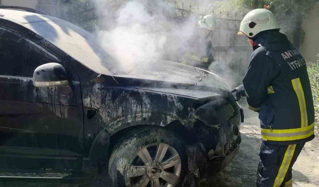 Alanya’da park halindeki otomobil alevlere teslim oldu
