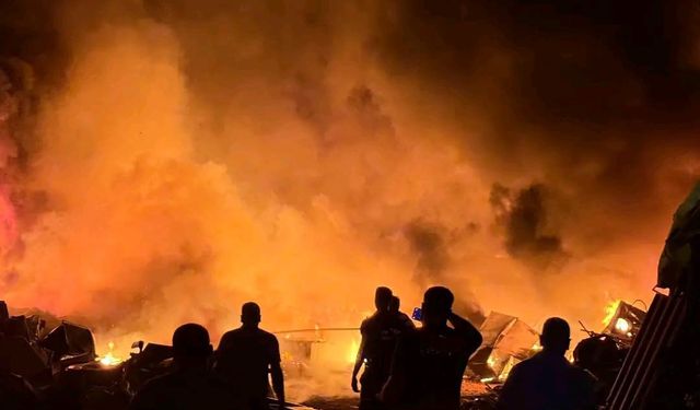 Alevlere teslim olan hurdalık alanda çıkan yangın geceyi aydınlattı