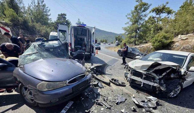 Antalya’da iki otomobilin çarpıştığı feci kazada 8 yaralı