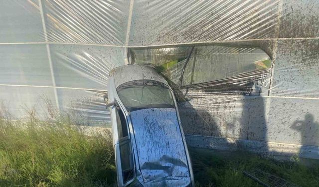 Antalya’da kontrolden çıkan otomobil muz serasına girdi: 1 yaralı