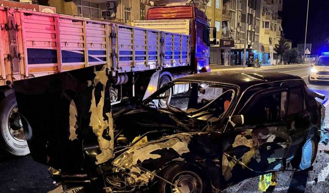 Antalya’da tırla otomobil çarpıştı: 1 ağır yaralı