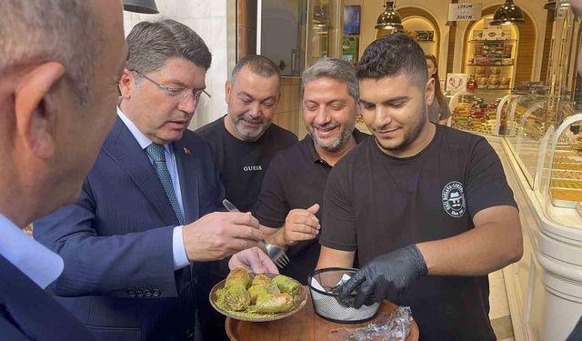 Bakan Tunç’a Antalya’da esnaf sevgisi: Tatlı ikramı ve Antalyaspor atkısı