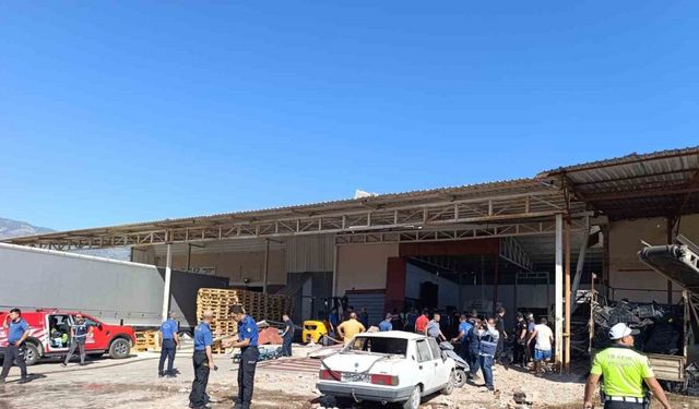 Demre’de toptancı halindeki iş yerinde patlama meydana geldi