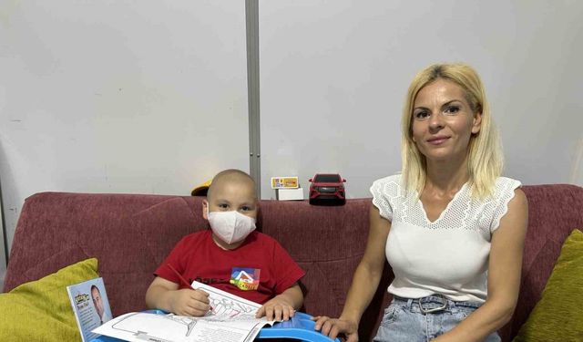 Kansere karşı verdiği mücadeleyi yarım bırakarak evladının kanserle mücadelesine ortak olan anne, yaptığıyla gönülleri fethetti