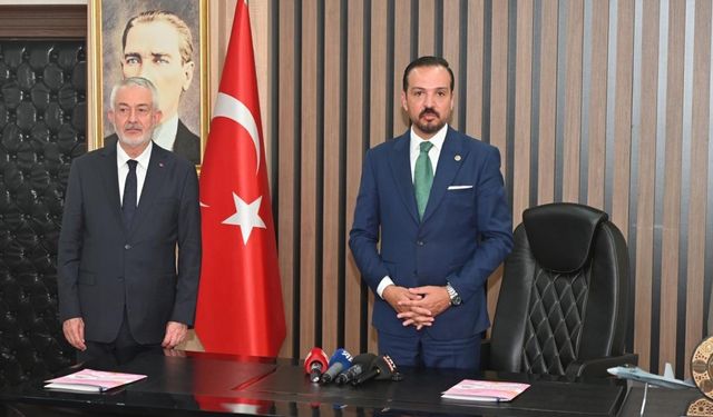 Kürşad Zorlu’dan Özgür Özel’e gönderme: "Sayın Özel balıkçılığı önemsiyorsa İzmir Körfezi’ne gidip bir baksın"