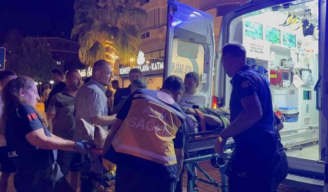 Otomobille çarpışan motosiklet sürücüsü kaldırıma savruldu: 1 yaralı