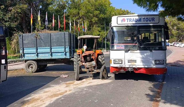Safari için yolcu toplayan otobüs ile otelden çıkan traktör çarpıştı: 1’i turist 2 yaralı