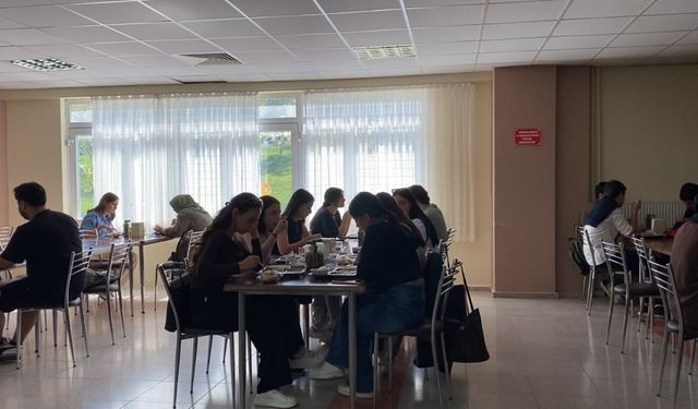 SDÜ’de öğrenciler ’yemekhane fiyatları ve ulaşım’ konularında şikayetçi