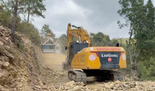 Yıkım kararı çıkan evini 150 metre taşıyıp tapulu arazisine yerleştirdi
