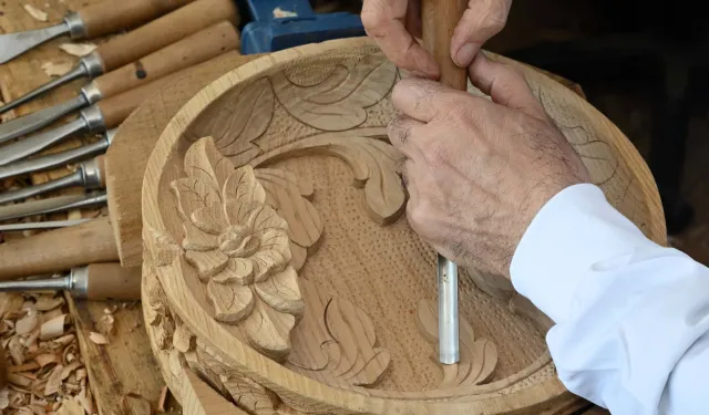 İzmir Karabağlar’da ahşap oymacılığı yeniden hayat buluyor
