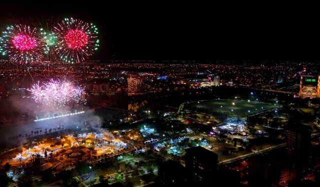 Adana’da dron, lazer ve havai fişek gösterisi, görsel şölene sahne oldu