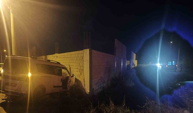 Adana’da iki hafif ticari araç çarpıştı: 1 ölü, 2 yaralı