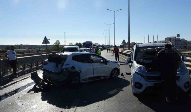 Antalya’da 4 araçlı zincirleme kaza