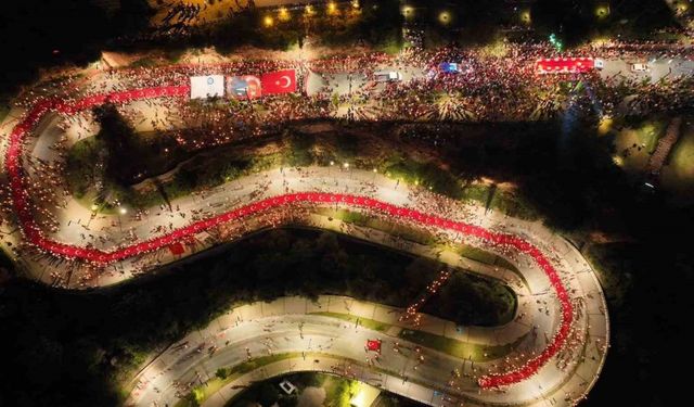 Antalya’da 400 metrelik dev bayrakla Cumhuriyet coşkusu: Fener Alayı’na yüzlerce kişi katıldı