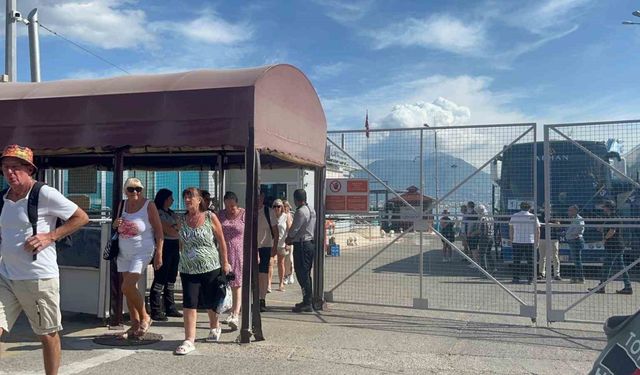 Antalya’ya turist akını devam ediyor: İngiliz turistleri taşıyan lüks kruvaziyer Alanya’ya demirledi