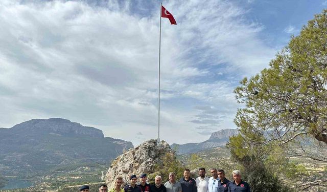 Direk yenilendi, yeni bayrak göndere çekildi