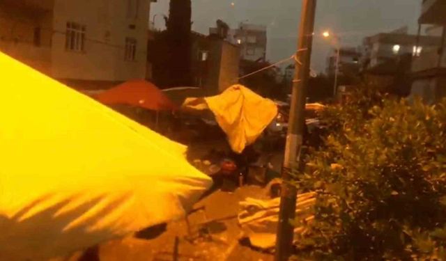 Fırtına pazar yerindeki güneşlikleri devirdi, tezgahları savurdu