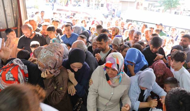 Giyim mağazasında indirim izdihama neden oldu