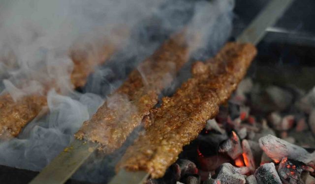 Gökyüzü, kebap dumanlarıyla kaplandı