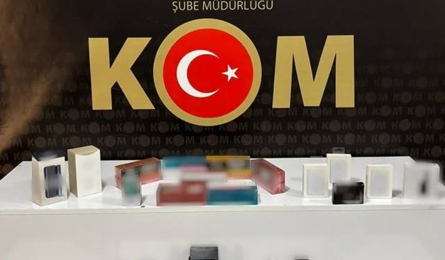 İş yerine yapılan baskında çok sayıda kaçak ürün ele geçirildi