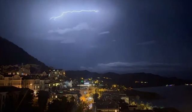 Kaş’ta şimşekler geceyi gündüze çevirdi: Muhteşem doğa olayı kameraya yansıdı