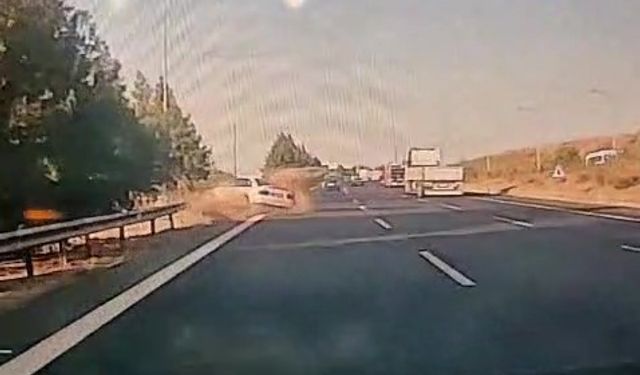 Kontrolden çıkan otomobilin bariyerlere çarpma anı görüntülendi