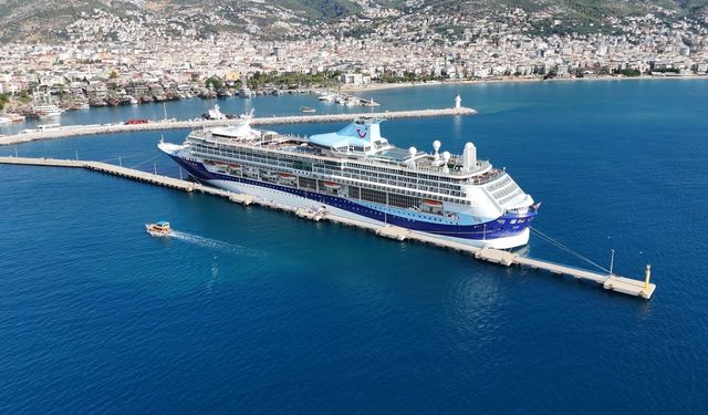 Lüks kruvaziyer bin 739 yolcu, 742 mürettebatıyla Alanya’ya demirledi