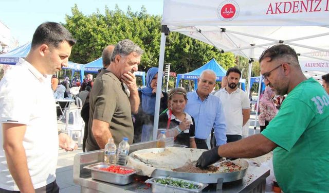 Mersin’de dönerden tantuniye hayır çarşısı yoğun ilgi gördü