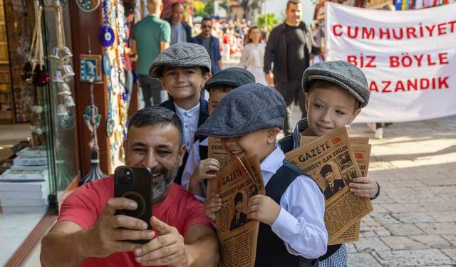 Minik öğrenciler 102 yıl öncesinin gazetecileri oldu
