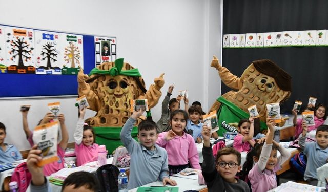 Osmaniye’de öğrencilere yer fıstığı ikram edildi