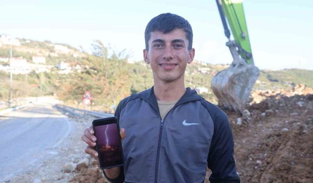 Şimşekleri görüntülemek isterken, yakın noktaya isabet eden yıldırımla deprem oldu sandı