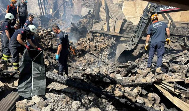 Yangında çöken evdeki 2 kardeşin ceset kalıntıları bulunarak adli tıpa gönderildi