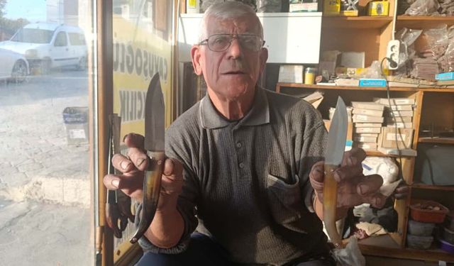 75 yaşındaki usta, baba mesleğini sürdürüyor, el işçiliği koç boynuzu bıçak üretiyor