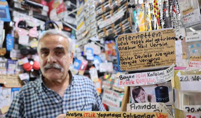 Adana’da 44 yıllık esnafın hayat dersi yazıları dikkat çekiyor