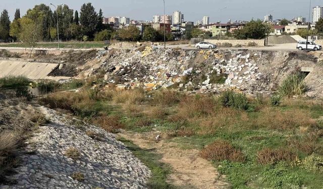 Adana’da kuruyan dere moloz döküm sahasına döndü