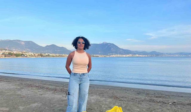 Alanya’da 17 yıllık Türkçe öğretmeni, sahile inerek poşet poşet çöp toplayıp sosyal medyada paylaşıyor