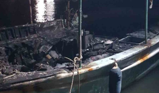 Antalya’da düşen yıldırım 3 tekneyi küle çevirdi